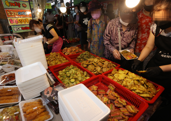 추석 연휴인 19일 오후 서울 노원구 상계중앙시장에서 시민들이 다양한 전을 고르고 있다. / 사진=연합뉴스