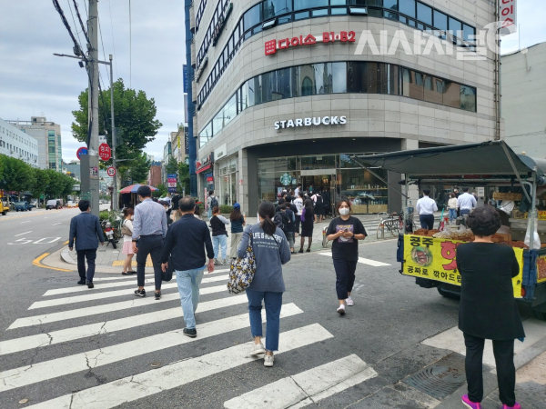 지난달 28일 스타벅스 한 매장 앞. / 사진=한다원 기자