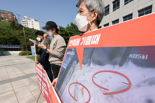 지난 1일 서울 양천구 서울지방식품의약품안전청 앞에서 열린 'SPC 던킨도너츠 식품위생법 위반 고발' 기자회견에서 던킨도너츠 공장에서 근무하며 기름때 영상을 공익 제보한 직원 A씨가 공장 위생 상태와 제보 경위에 대해 설명하고 있다. / 사진=연합뉴스