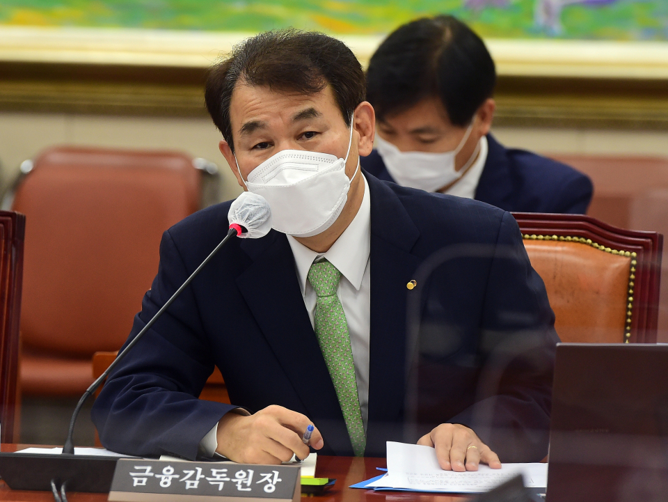 정은보 금융감독원장이 7일 국회에서 열린 정무위원회의 금융감독원에 대한 국정감사에 출석해 의원 질의에 답변하고 있다./사진=연합뉴스