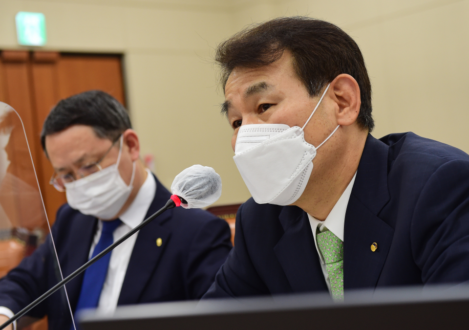 정은보 금융감독원장이 7일 국회에서 열린 정무위원회의 금융감독원에 대한 국정감사에서 의원 질의에 답변하고 있다./사진=연합뉴스