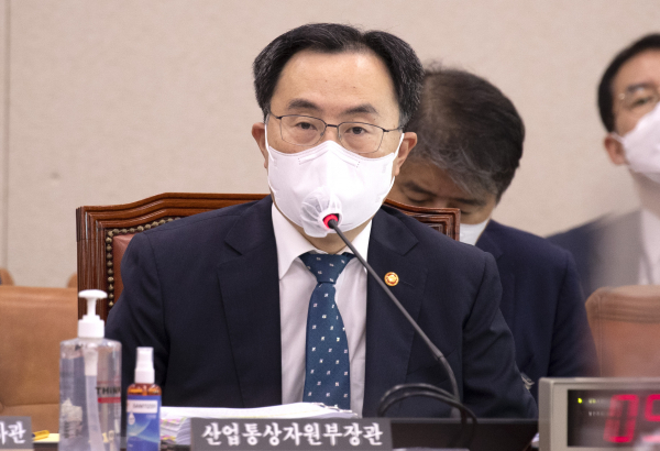 문승욱 산업통상자원부 장관이 5일 국회 산업통상자원중소벤처기업위원회의 산업통상자원부 국정감사에서 답변하고 있다. / 사진=연합뉴스