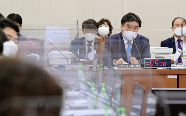 김용진 국민연금공단 이사장이 13일 오전 서울 여의도 국회에서 열린 국회 보건복지위원회의 국정감사에서 김원이 의원의 질의에 답하고 있다. / 사진=연합뉴스