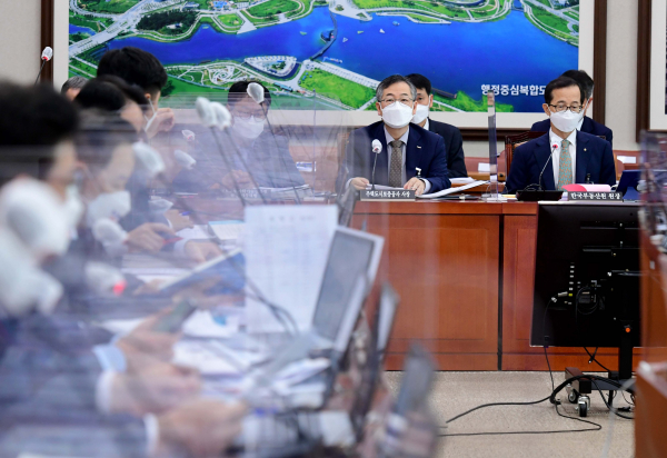 14일 서울 여의도 국회에서 열린 국토교통위원회의 한국부동산원 등에 대한 국정감사에서 권형택 주택도시보증공사(HUG) 사장이 답변하고 있다. / 사진=연합뉴스