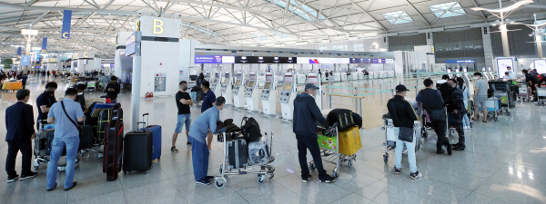 해외 출국자로 붐비는 인천공항 모습. / 사진=연합뉴스