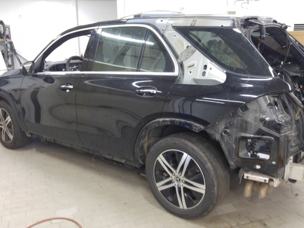 두번째 방문한 벤츠 공식서비스센터에선 차량 천장서 소음 문제를 잡기 위해 C필러 부분을 잘라냈다. / 사진=독자제공