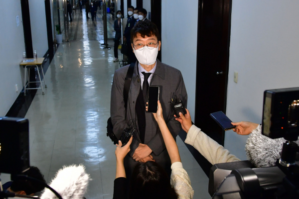 '고발사주' 의혹의 제보자 조성은씨가 국민의힘 김웅 의원과 나눈 통화 내용을 복원해 공개한 가운데 김 의원이 20일 국회에서 열리는 환경노동위원회의 환경부·기상청 종합국감에 참석하며 취재진의 질문을 받고 있다. / 사진=국회사진기자단, 연합뉴스