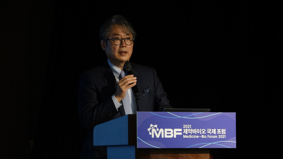 21일 허경화 한국혁신의약품컨소시엄(KIMCo) 대표가 서울 중구 은행연합회에서 열린 시사저널e 2021 제약바이오포럼에서 ‘코로나19 국산백신개발: K-mRNA 컨소시엄’을 주제로 강연을 진행하고 있다./사진=최기원 PD