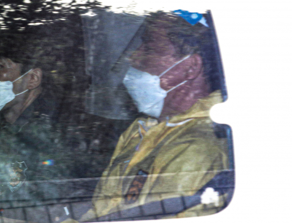 '대장동 개발 사업 특혜' 의혹의 핵심인물로 꼽히는 유동규 전 성남도시개발공사 기획본부장이 지난 3일 오후 서울 서초구 서울중앙지법에서 특정경제범죄 가중처벌 등에 관한 법률 위반(배임) 등 혐의로 구속 전 피의자심문(영장실질심사)을 받은 후 호송차를 타고 서울구치소로 향하고 있다. / 사진=연합뉴스