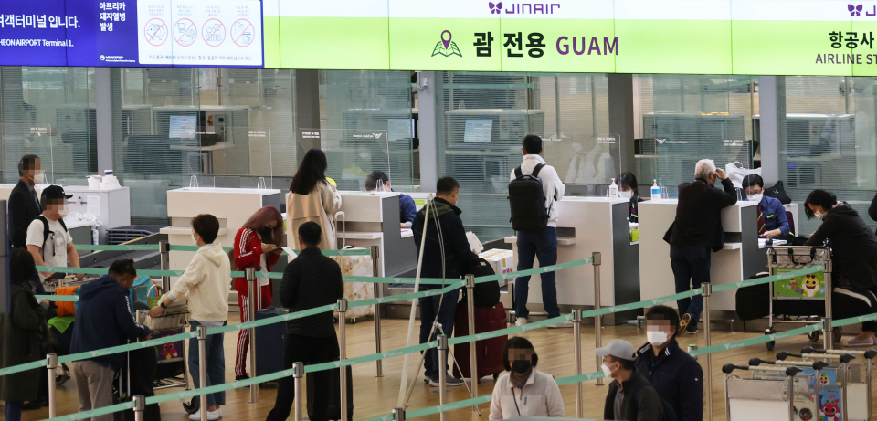 19일 오전 인천국제공항 체크인 카운터에서 탑승객들이 수속을 밟고 있다. / 사진=연합뉴스