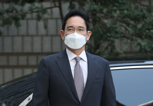 향정신성 의약품인 프로포폴을 불법 투약한 혐의로 기소된 이재용 삼성전자 부회장이 26일 오전 서울 서초구 서울중앙지법에서 열린 1심 선고공판에 출석하기 위해 법정으로 향하고 있다. / 사진=연합뉴스
