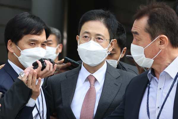 '고발 사주' 의혹의 핵심 인물인 손준성 대구고검 인권보호관이 26일 오전 서울 서초구 서울중앙지법에서 열린 영장실질심사를 마친 뒤 법원을 나서고 있다. 손 검사는 대검찰청 수사정보정책관으로 일하던 지난해 4월 전후로 부하 검사 등에게 여권 인사와 언론인 등에 대한 고발장 작성과 근거 자료 수집 등을 지시하고, 고발장을 김웅 당시 미래통합당 총선 후보(현 국민의힘 의원)에게 전달한 혐의(직권남용권리행사방해 등)를 받는다. / 사진=연합뉴스