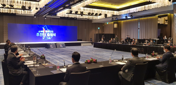 소부장 특화단지 추진단 출범식이 27일 서울 종로구 포시즌스호텔에서 열렸다. 이날 행사에는 박진규 산업통상자원부 1차관, 성일홍 충청북도 경제부지사, 이필영 충청남도 행정부지사, 신원식 전라북도 정무부지사, 박종원 경상남도 경제부지사, 류광열 경기도 경제실장, 주영창 차세대융합기술연구원장, 송재빈 충북 테크노파크 원장, 유용구 충남테크노파크 정책기획단장, 방윤혁 한국탄소산업진흥원장, 노충식 경남테크노파크 원장, 박용근 SK하이닉스 부사장, 성환두 LG에너지솔루션 전무, 최권영 삼성디스플레이 전무, 최송주 효성첨단소재 전무, 김성훈 두산공작기계 상무, 석영철 한국산업기술진흥원장, 정양호 한국산업기술평가관리원장 등이 참석했다. / 사진=최성근 기자