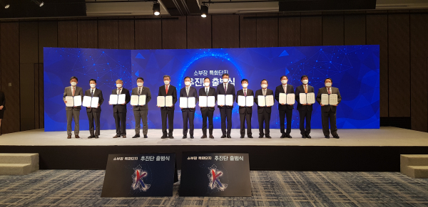 소부장 특화단지 추진단 출범식이 27일 서울 종로구 포시즌스호텔에서 열렸다. 이날 행사에는 박진규 산업통상자원부 1차관, 성일홍 충청북도 경제부지사, 이필영 충청남도 행정부지사, 신원식 전라북도 정무부지사, 박종원 경상남도 경제부지사, 류광열 경기도 경제실장, 주영창 차세대융합기술연구원장, 송재빈 충북 테크노파크 원장, 유용구 충남테크노파크 정책기획단장, 방윤혁 한국탄소산업진흥원장, 노충식 경남테크노파크 원장, 박용근 SK하이닉스 부사장, 성환두 LG에너지솔루션 전무, 최권영 삼성디스플레이 전무, 최송주 효성첨단소재 전무, 김성훈 두산공작기계 상무, 석영철 한국산업기술진흥원장, 정양호 한국산업기술평가관리원장 등이 참석했다. /사진=최성근 기자