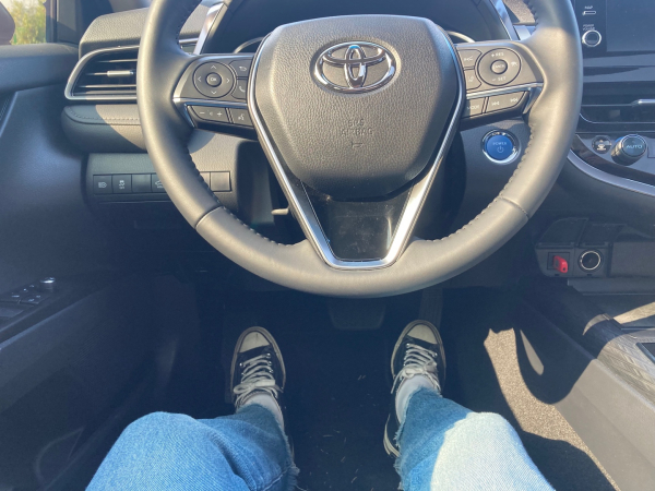 캠리 하이브리드의 1열 레그룸 / 사진=유주엽 기자