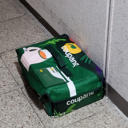 쿠팡 로켓프레시백 수거가 지연되고 있다. / 사진=한다원 기자