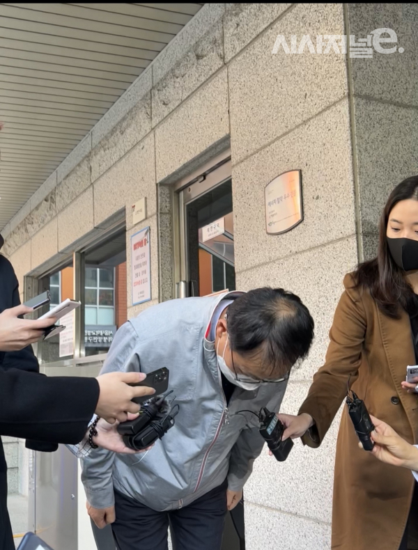 구현모 KT 대표가 28일 ‘KT 혜화타워(혜화전화국)’에서 국회 과학기술정보방송통신위원회(과방위) 소속 더불어민주당 의원들과 인터넷 먹통 사고 후속대책 논의를 마친 뒤 기자들과 만나 사고에 대해 사과하고 있다. / 사진 = 김용수 기자