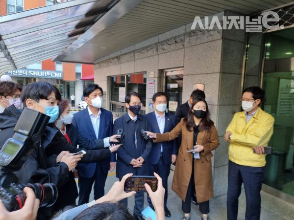 이원욱 과방위원장, 조승래 과방위 민주당 간사, 이용빈 의원 등이 28일 KT와 ‘KT 혜화타워(혜화전화국)’에서 인터넷 먹통 사고 후속대책 논의를 마친 뒤 기자들의 질문에 답변하고 있다. / 사진 = 김용수 기자