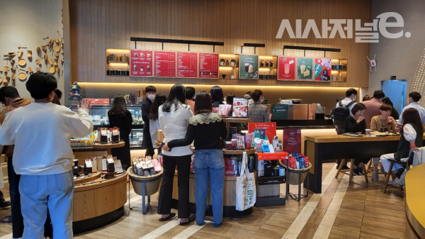 28일 오전 서울 강남구 한 스타벅스 모습. / 사진=한다원 기자