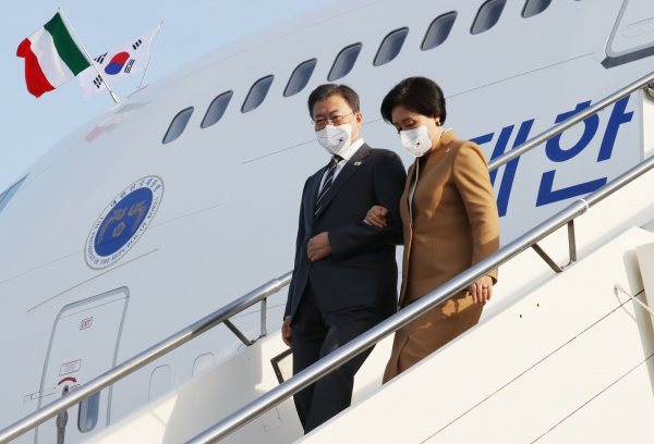 문재인 대통령과 김정숙 여사가 주요 20개국(G20) 정상회의 참석과 교황청 공식방문을 위해 28일 이탈리아 로마 피우미치노 국제공항에 도착, 공군 1호기에서 내리고 있다.