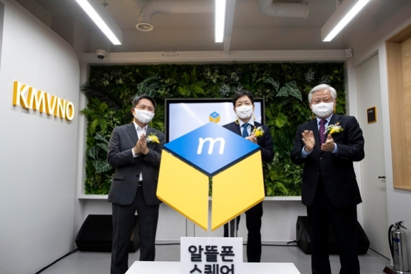 지난해 10월 서울 서대문구 알뜰폰 스퀘어 개소식에서 참석자들이 로고 세레머니를 하고 있다. 사진은 왼쪽부터 양원용 KB국민은행 MVNO 사업단 본부장, 장석영 전 과학기술정보통신부 제2차관, 김형진 한국알뜰통신사업자협회장. / 사진 = 연합뉴스