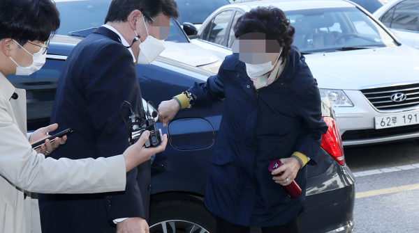 윤석열 전 검찰총장의 장모 최아무개가 지난달 28일 경기도 의정부지법에서 열린 자신의 잔고증명서 위조 혐의 재판에 출석하고 있다. / 사진=연합뉴스