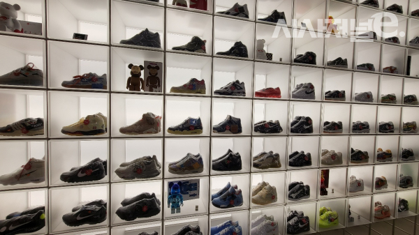 10일 더현대서울 번개장터 리셀숍 브그즈트랩(BGZT랩)에서 판매되는 스니커즈들. / 사진=한다원 기자