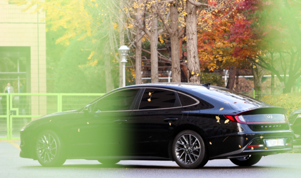 '고발 사주' 의혹 사건의 핵심 연결고리로 지목된 손준성 대구고검 인권보호관을 태운 승용차가 10일 정부과천청사 내 공수처로 들어가고 있다. / 사진=연합뉴스