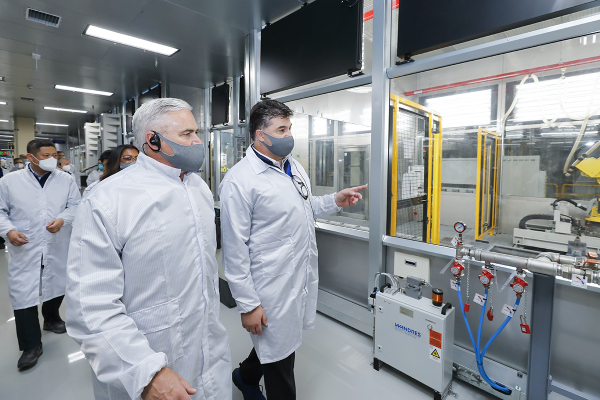 스티브 키퍼 GM 수석부사장이 창원공장을 둘러보고 있다. / 사진=한국GM