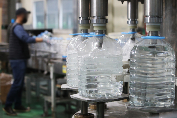 국내 요소수 품귀사태에 LX인터내셔널, 삼성물산, 포스코인터내셔널 등 대형상사들도 요소수 확보전에 뛰어들었다. 사진은 지난 10일 경기도 안산시의 한 요소수 제조공장 모습 /사진=연합뉴스