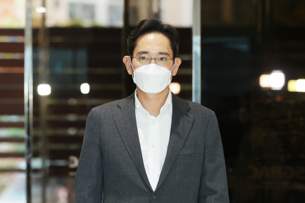 이재용 삼성전자 부회장이 캐나다·미국 출장을 위해 14일 오전 서울김포비지니스항공센터를 통해 출국하고 있다. /사진=연합뉴스