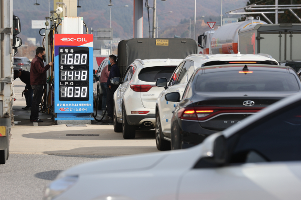 유류세 인하 조치가 시행된 가운데 지난15일 오후 경기 용인주유소에 설치된 유가 표시판. / 사진=연합뉴스