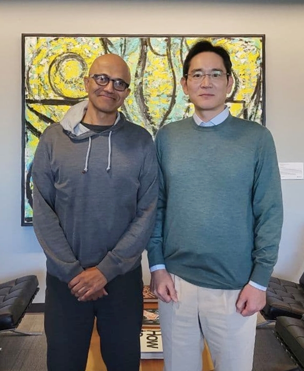 지난 20일(현지시각) 방미 중인 이재용 삼성전자 부회장(오른쪽)이 미국 워싱턴주 마이크로소프트 본사에서 사티아 나델라 마이크로소프트 CEO를 만났다. / 사진=삼성전자