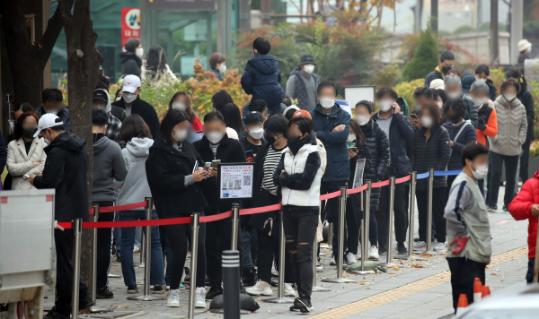 21일 서울 송파구 보건소 선별진료소에 코로나19 검사를 위해 줄 선 시민들 모습. / 사진=연합뉴스