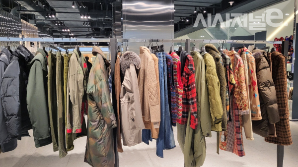 22일 오후 더현대서울에서 겨울옷을 판매하고 있다. / 사진=한다원 기자