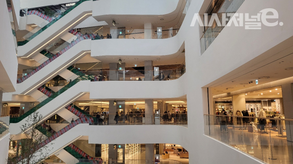 22일 오후 더현대서울에 사람들이 패션 매장을 찾고 있다. / 사진=한다원 기자