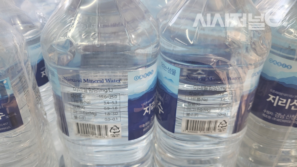 오아시스마켓에서 판매하는 PB생수 '지리산 암반수'. / 사진=한다원 기자