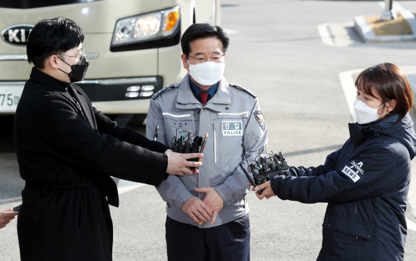 김창룡 경찰청장이 25일 오후 인천시 남동구 논현경찰서 앞에서 취재진에게 방문 이유를 밝히고 있다. / 사진=연합뉴스