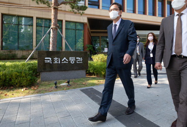 국회 떠나는 무소속 곽상도 의원 / 사진=연합뉴스