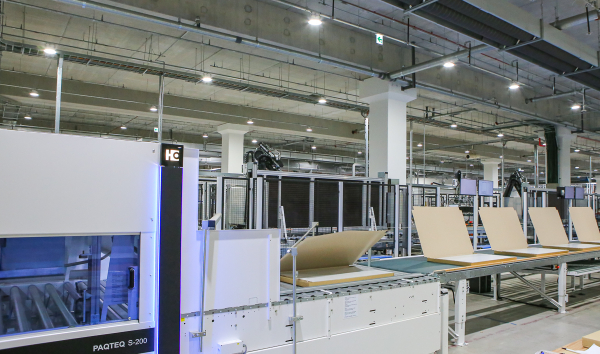 다양한 포장 규격 DB를 학습한 AI 인공지능 시스템이 로봇 등을 전자동 작동시켜 최종 포장하는 모습. 포장 접착제는 친환경 접착제를 활용해 비닐 테이프보다 친환경적이다. / 사진=현대리바트