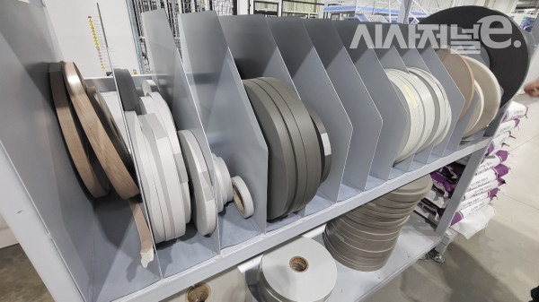 목재 엣지 부분에 색이 입혀진 모습. / 사진=한다원 기자