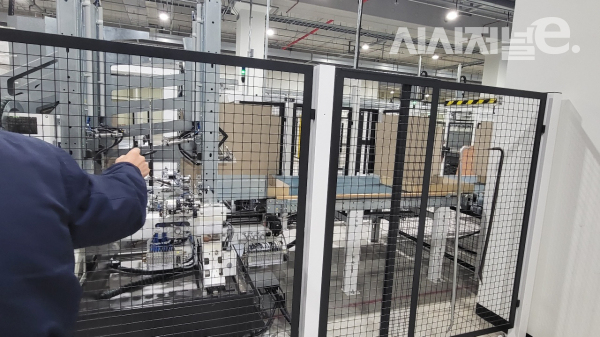 스마트 팩토리에서 로봇이 직접 종이박스를 접는 과정. / 사진=한다원 기자