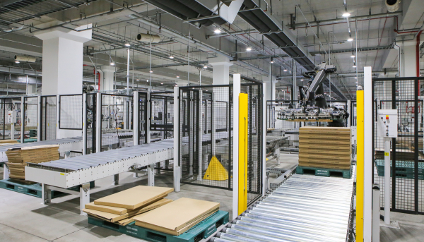 박스를 이동해 자동으로 적재하는 '파렛타이징' 공정 과정. 로봇이 완제품 파손을 방지하도록 제품의 하중을 고려해 다양한 각도로 적재하는 기능을 갖췄다. / 사진=현대리바트