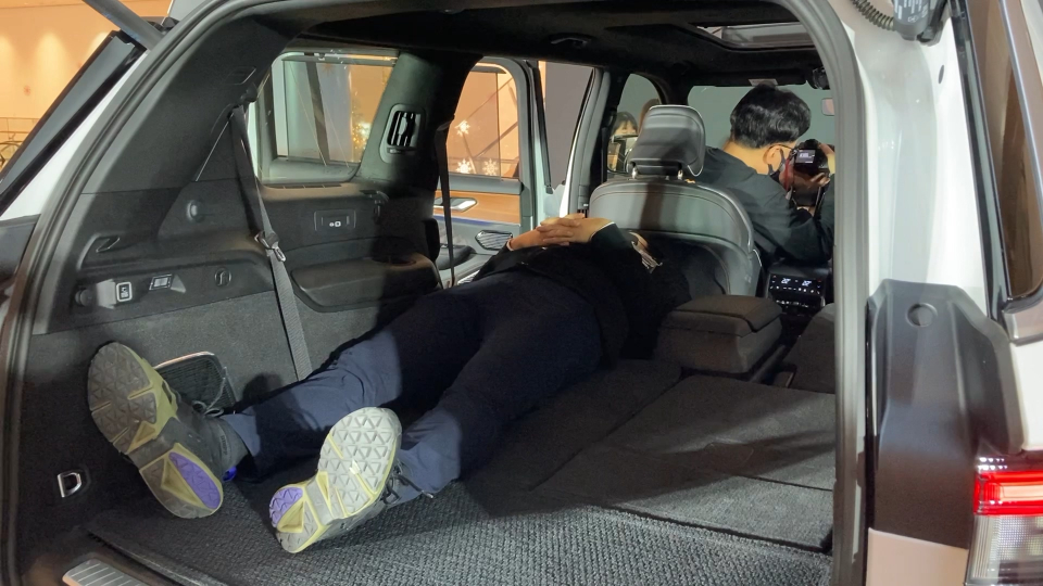 2열과 3열을 모두 접으면 180cm 성인 남성이 누울 수 있다. / 사진=유주엽 기자