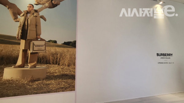 현대백화점 판교점 1층은 버버리 매장 입점을 위한 공사가 진행 중이다. / 사진=한다원 기자