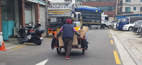 9일 오후 한 노인이 폐지를 모은 리어카를 끌고 이동하고 있다. / 사진=최성근 기자