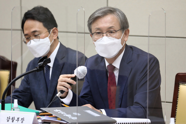 한동수 대검찰청 감찰부장이 지난 10월18일 서울 서초구 대검찰청에서 열린 국회 법제사법위원회의 대검찰청에 대한 국정감사에서 의원 질의에 답하고 있다. / 사진=연합뉴스