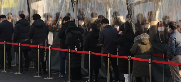 20일 서울역 임시선별진료소에서 시민들이 코로나19 검사를 기다리고 있다. / 사진=연합뉴스