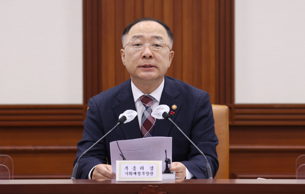 홍남기 경제부총리가 21일 오전 정부서울청사에서 내년 무공해차 보급 확대 정책에 대해 발표하고 있다. / 사진=연합뉴스