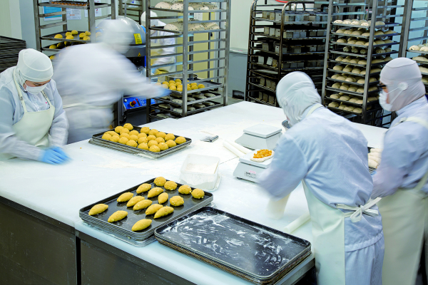 매일 아침 7시에 반죽한 생지를 저온 숙성한 뒤, 고객이 주문하는 순간부터 오븐에 굽기 시작하는 만큼 '극신선' 이라고 불릴 만큼 차별화된 신선도를 자랑. 신세계푸드 베이커리 공장에서 생지와 냉동빵을 제조하는 모습. / 사진=SSG닷컴